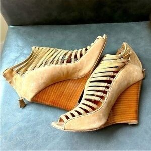 RM🤎Caged Suede & Wood Wedge